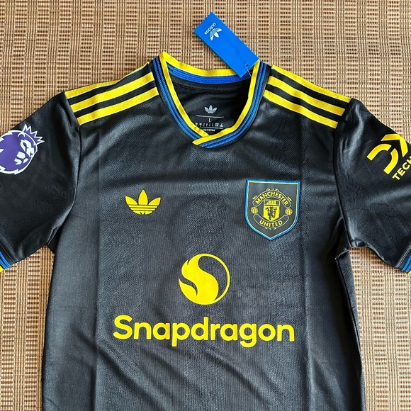 Adidas Manchester United 25/26 black away jersey, #8 Fernandes, size large. - Picture 1 of 7